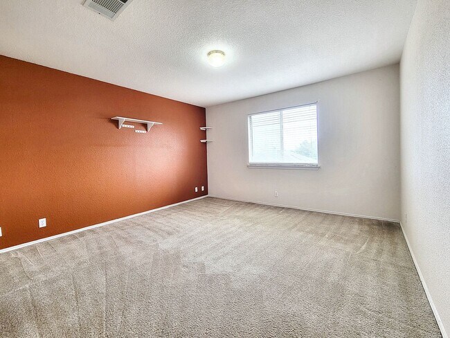 Building Photo - Charming 3/BR 2.5/BA Home with Bright Inte...
