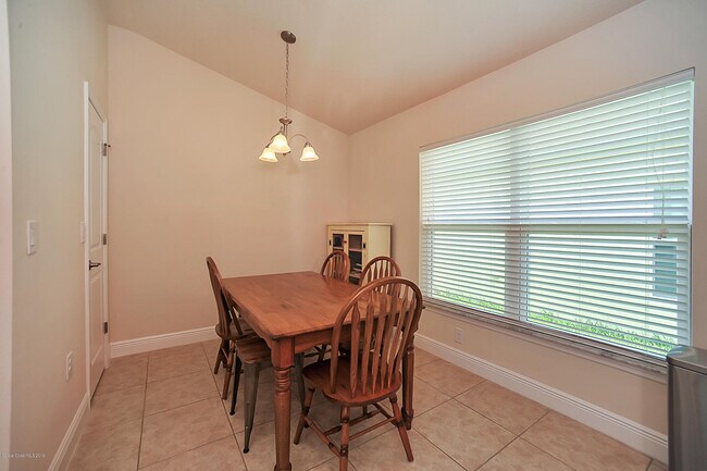 Building Photo - 553 Hollow Glen Dr