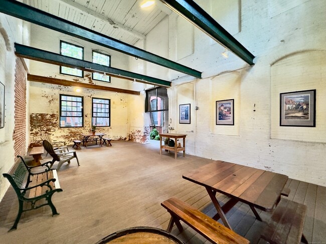 Building Photo - 25 Grand St