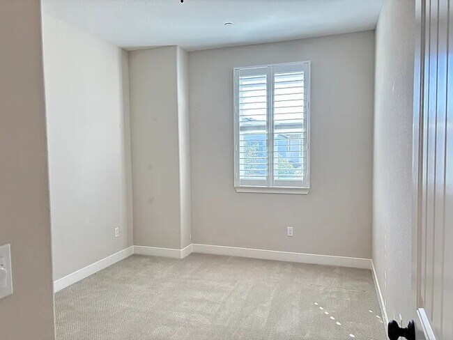 Building Photo - 3281 Crocker Dr