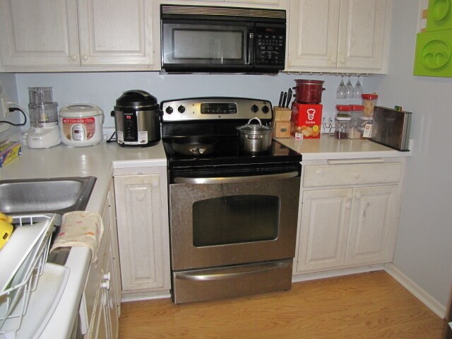 Building Photo - 2BR/1.5BA Townhouse *Near Parkers Lake!* - Plymouth- Available Sept 1!