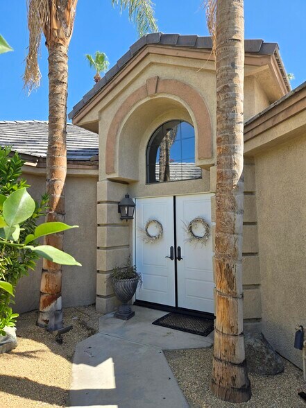 Front entry - 22 Belmonte Dr