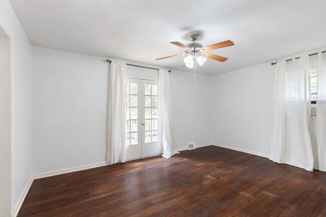 Building Photo - Very Spacious 4/3 w/ Finished Basement in Great Smyrna Location!