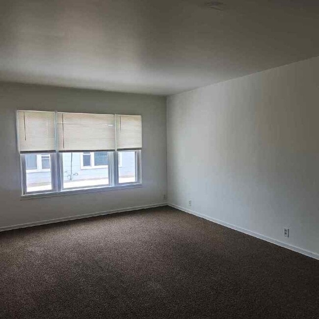 Building Photo - 413-413 N 5th St