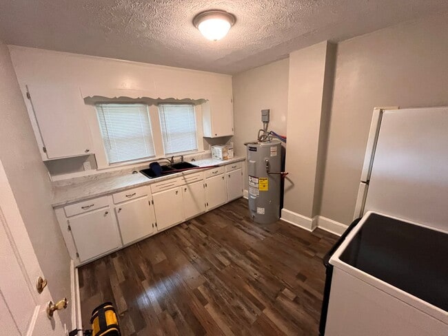 Building Photo - DECEMBER RENT FREE - One Bedroom Renovated Duplex!
