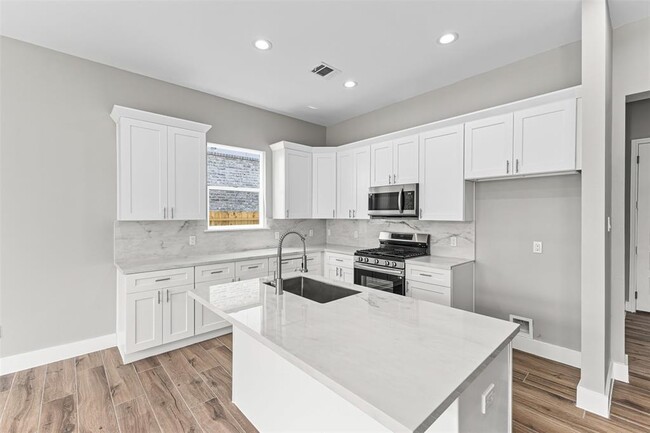 Building Photo - 5510 Pershing St