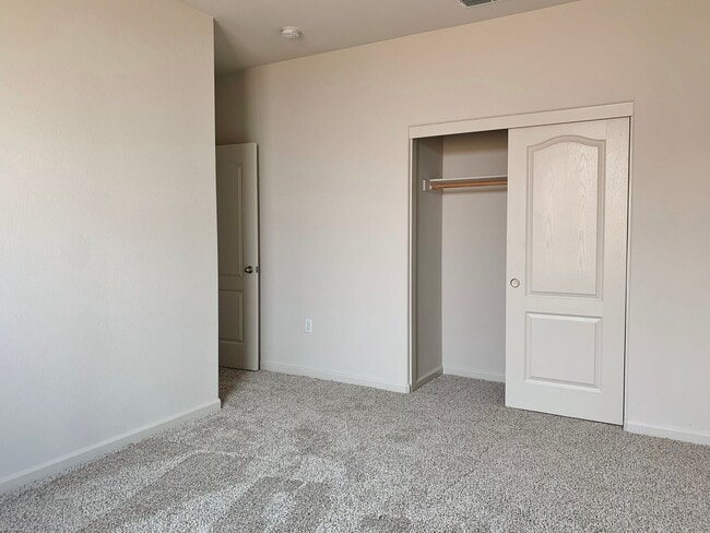 Building Photo - Beautiful New Single Family Home: single story 4 bed, 2.5 bath