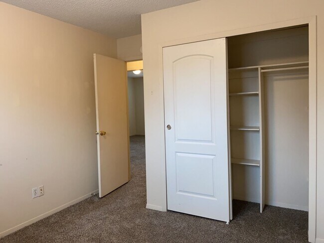 Building Photo - Spacious West-Side Tri-Level Home