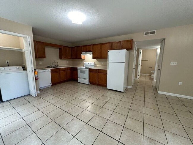 Building Photo - 10 Zell Ln