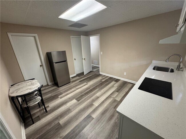 Building Photo - 5971 Robin Hood Ln