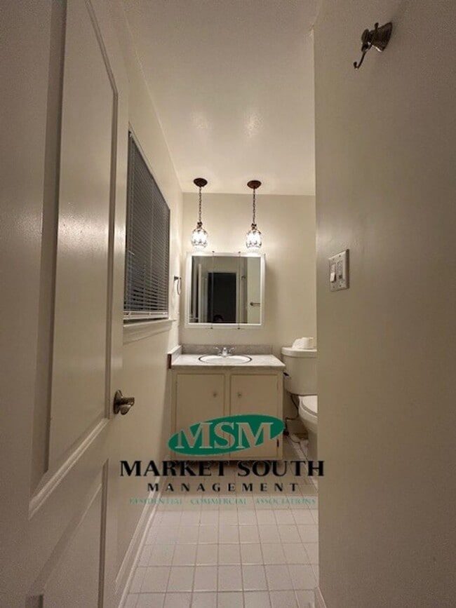 Building Photo - UPDATED MIDTOWN BEAUTY!!