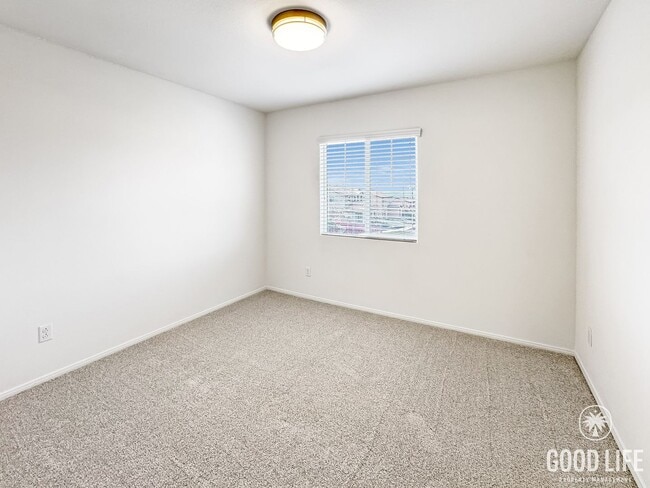 Building Photo - Beautiful 5Bd/3.5Ba Home in Cul-de-Sac in Riverside w/new Turf Back Yard and New Carpet!