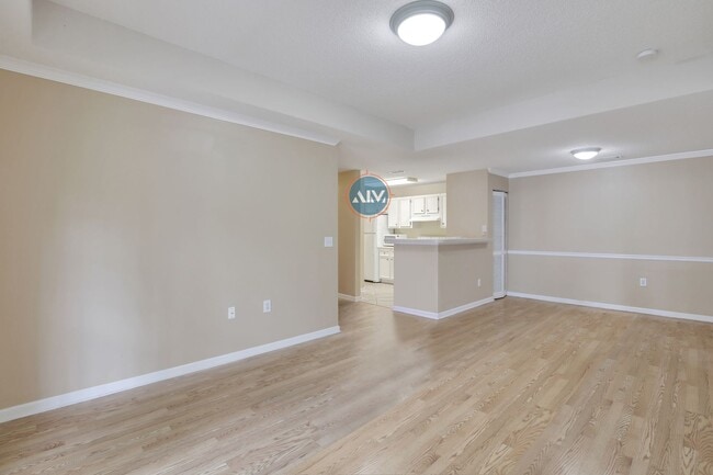 Building Photo - Beautiful Top Floor Villa in the Charming ...