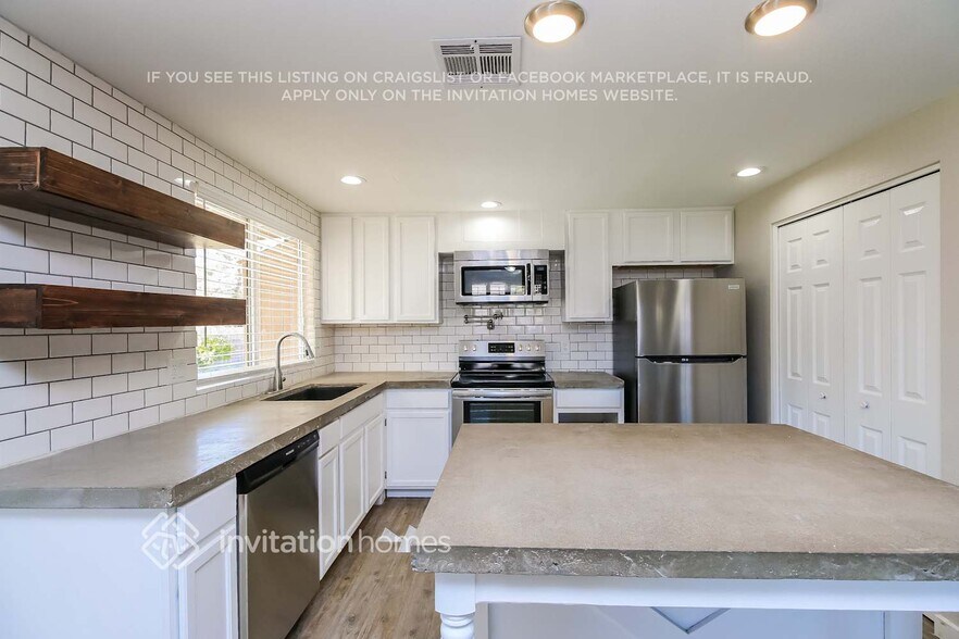 Building Photo - 1418 W Rosal Pl