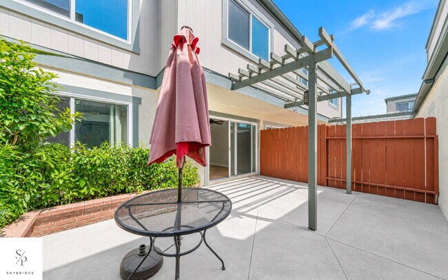 Building Photo - Charming 2-Bed Townhouse with Fireplace in Prime CA Location!