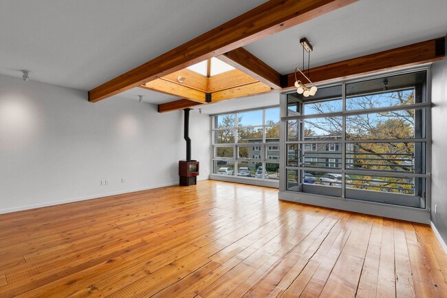 Building Photo - Modern 2 Bed / 2.5 Bath Condo with Office ...