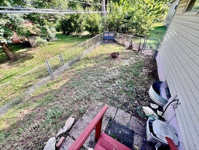 Building Photo - Spacious Shawnee Duplex-Available NOW!!