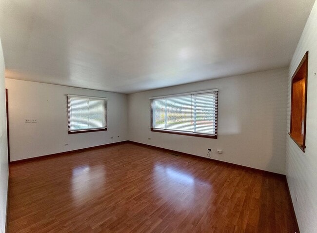 Building Photo - Awesome 2 Bed/1 Bath Duplex Unit! In-Unit ...