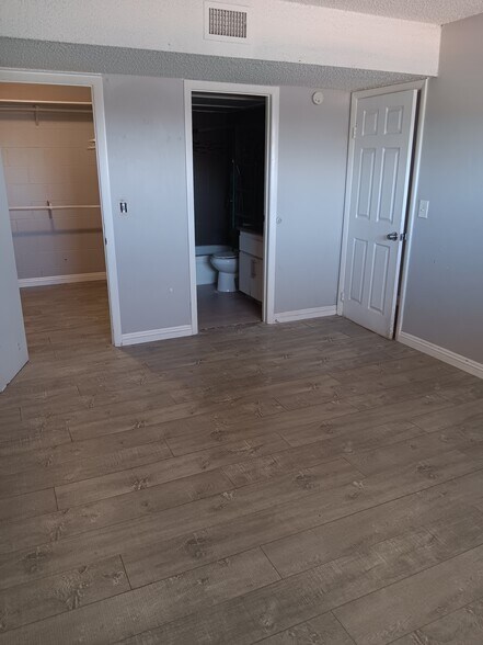 Building Photo - 565 S Royal Crest Cir