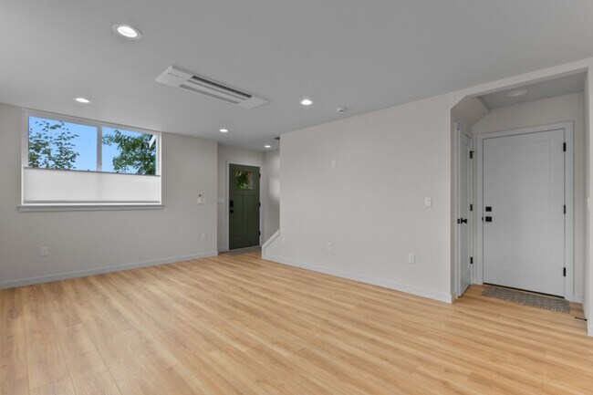 Building Photo - 2bd/1.75ba Seattle Home