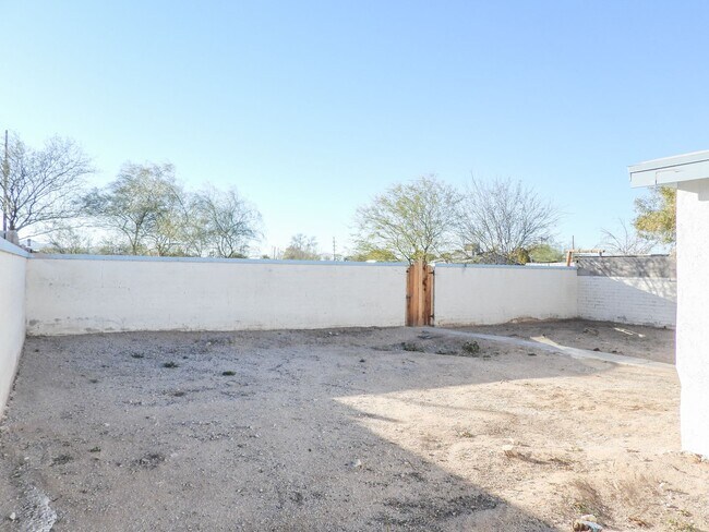 Building Photo - Close to Downtown 3 Bed 2 Bath with Fenced Backyard