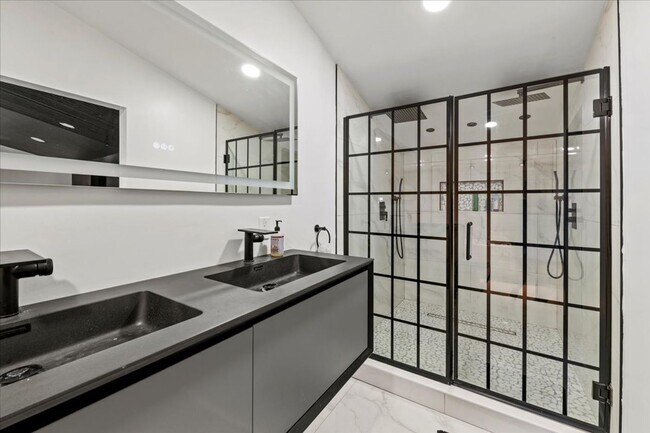 Building Photo - 1324 E 9th St