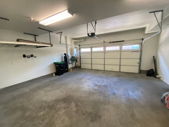 Building Photo - Pleasanton End Unit Andares Townhouse 3 BD...