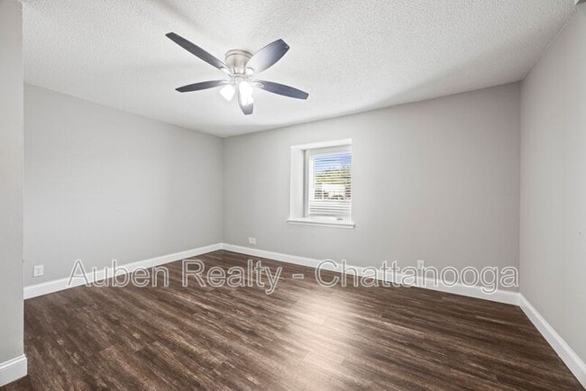 Building Photo - 5519 HIGHWAY 153 APT M