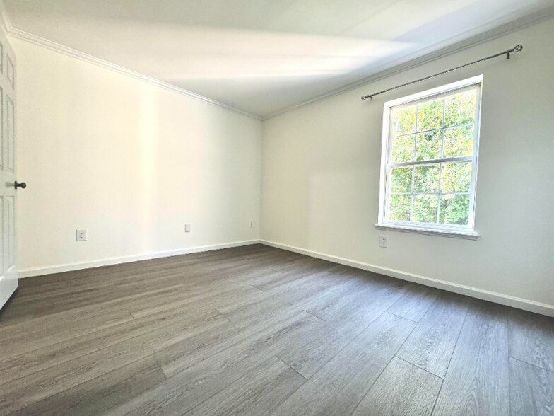Building Photo - 73 Manorwood Dr