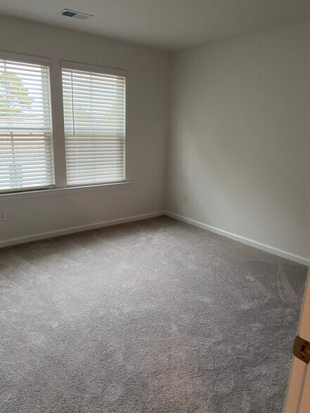 Building Photo - 4633 Forest Hills Dr