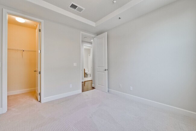 Building Photo - Excellent 4 Bed 2.5 Bath Town Home!
