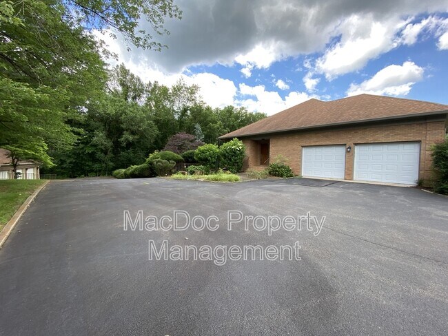 Building Photo - 11225 N Club Dr