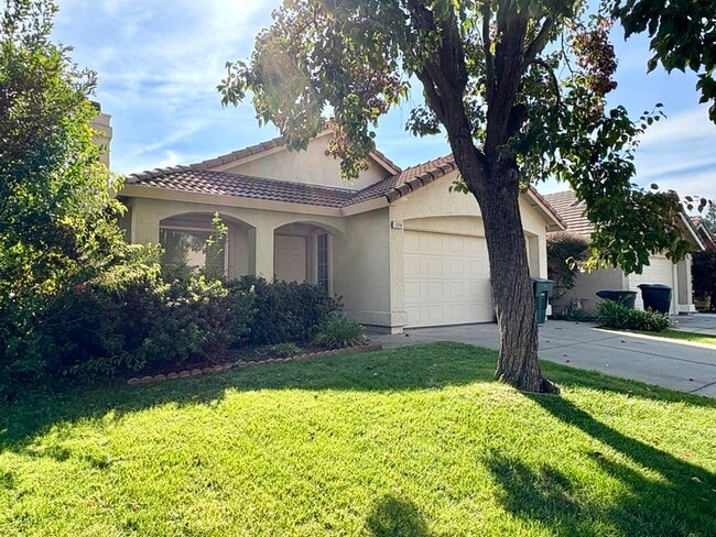 Building Photo - Beautiful 3 Bedroom 2 Bathroom Single Stor...