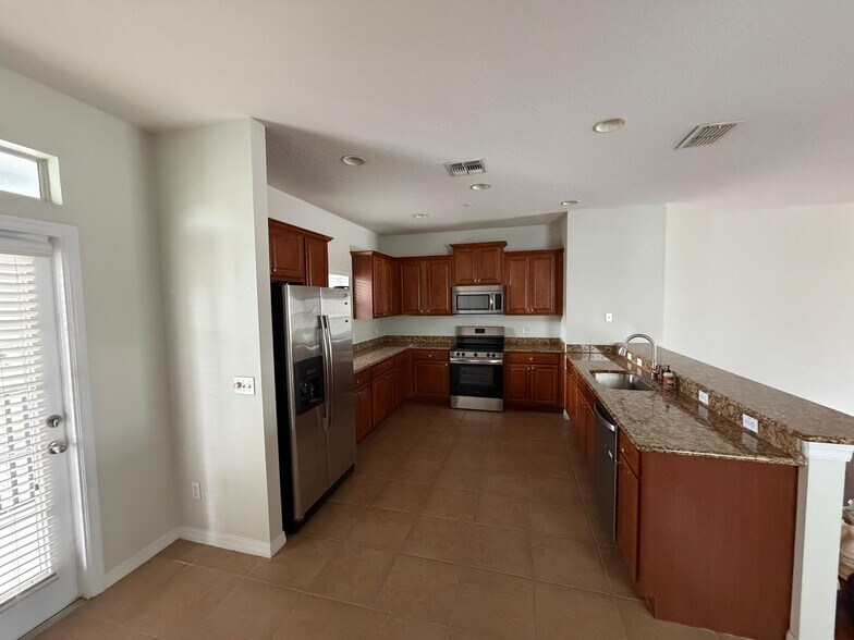 Building Photo - 1525 Cloverbay Ln