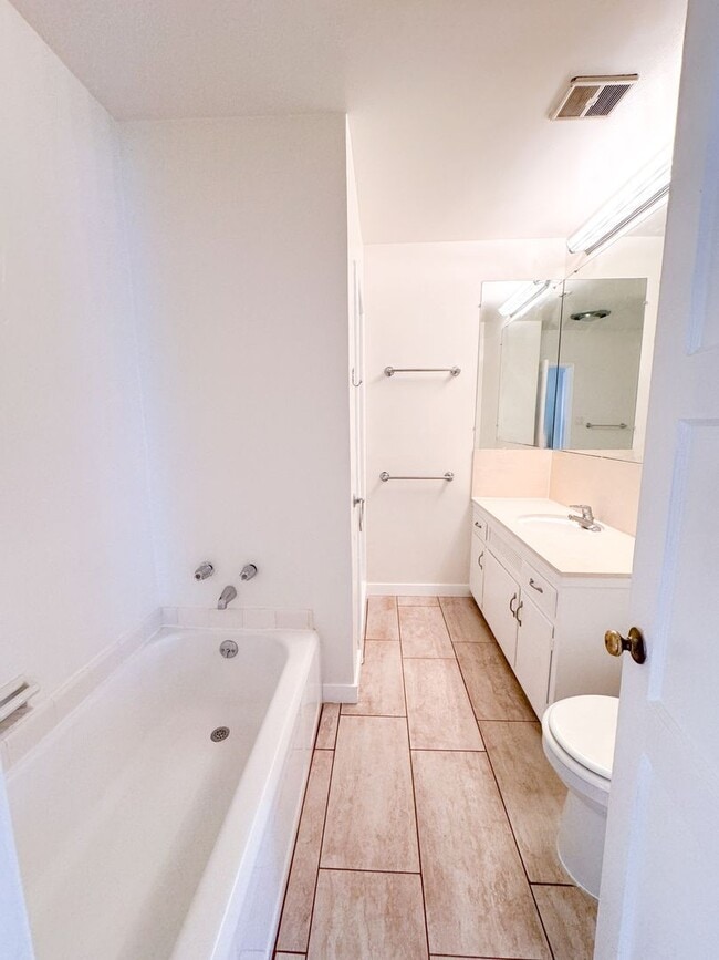 Building Photo - Beautiful Spacious 3bd 2ba