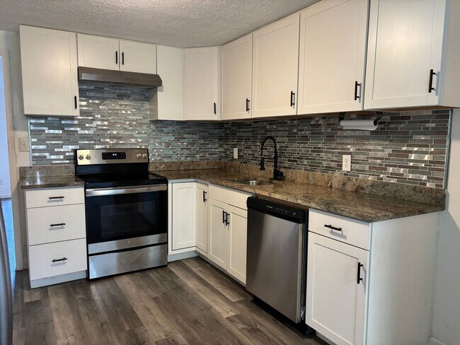 Building Photo - Charming single family home on a cul-de-sac that accepts vouchers