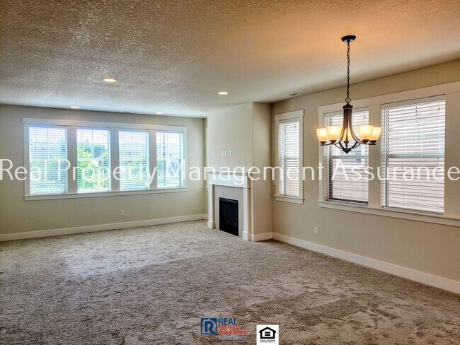 Building Photo - Charming 4 Bedroom!! Move In Ready!