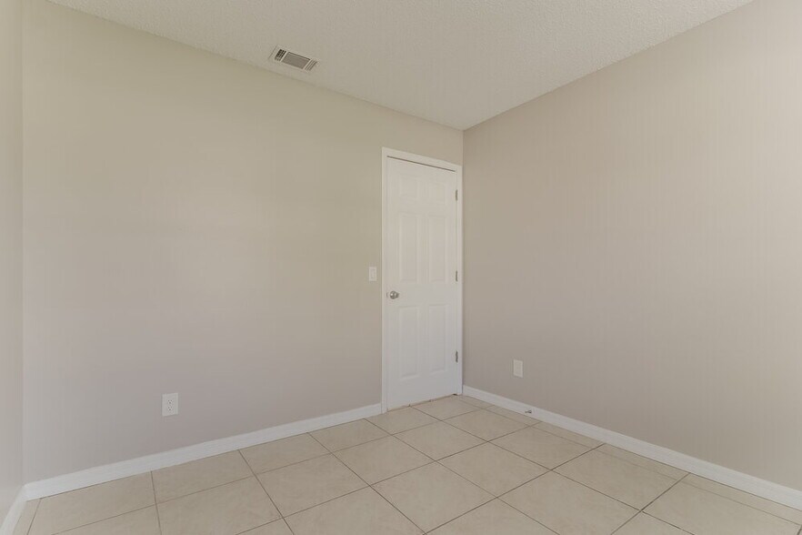 Building Photo - 725 Meadowside Ct