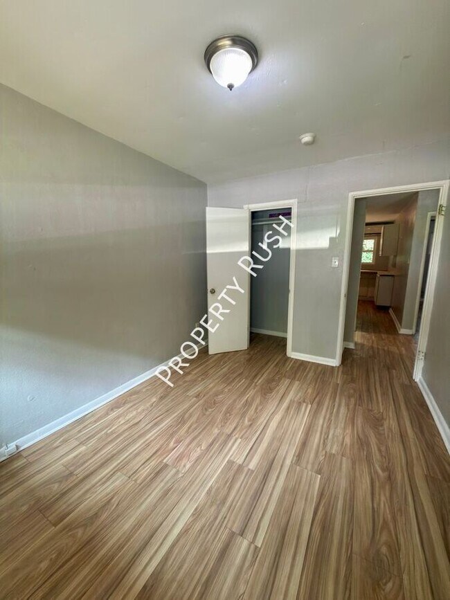 Building Photo - 708 W 47th St