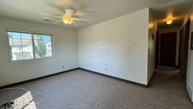 Building Photo - $1,260 | 3 Bedroom, 1 Bathroom Apartment |...