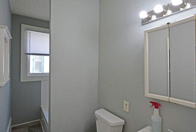 Building Photo - 3-Bed 1-Bath Lower Level Unit in Minneapolis - Available Now!