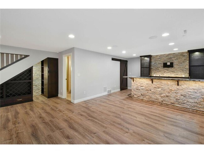 Building Photo - 154 Beaton Dr W