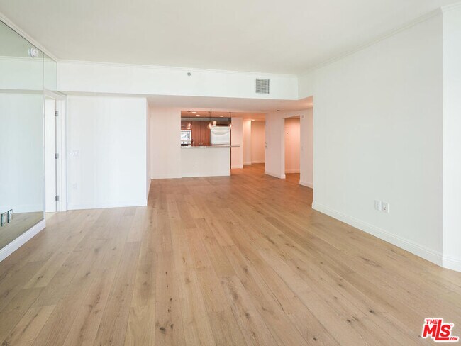 Building Photo - 13650 Marina Pointe Dr