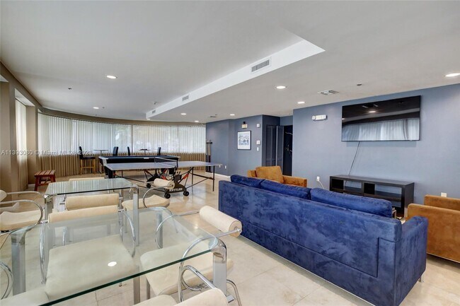 Building Photo - 2699 Tigertail Ave