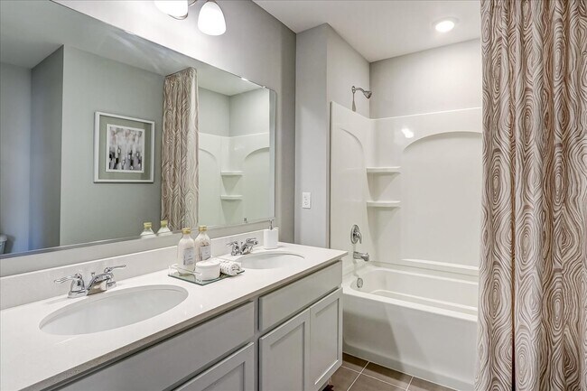 Building Photo - 324 Kingsport Dr