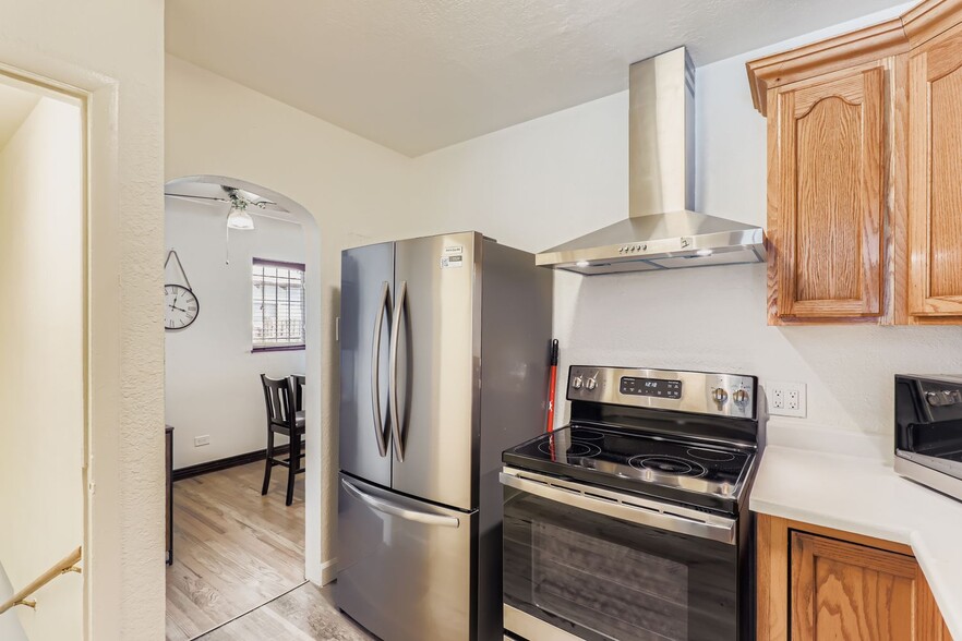 Kitchen - 3540 Newport St