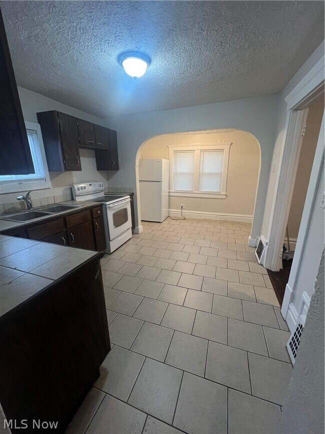 Building Photo - 716 Grace Ave