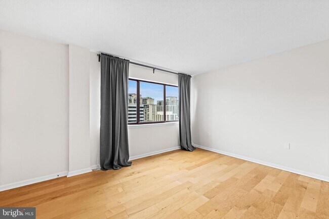 Building Photo - 1301 N Courthouse Rd