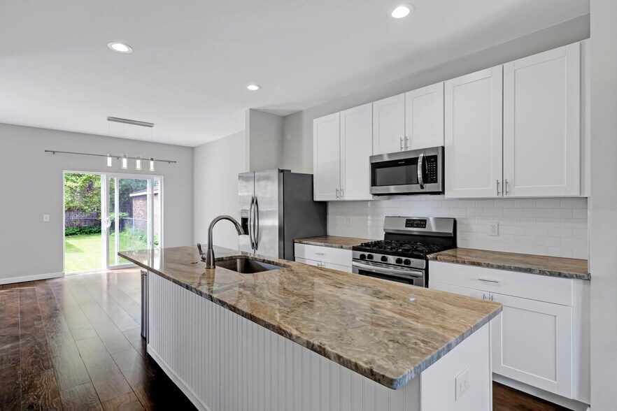 Building Photo - 534 E Brickley Ave