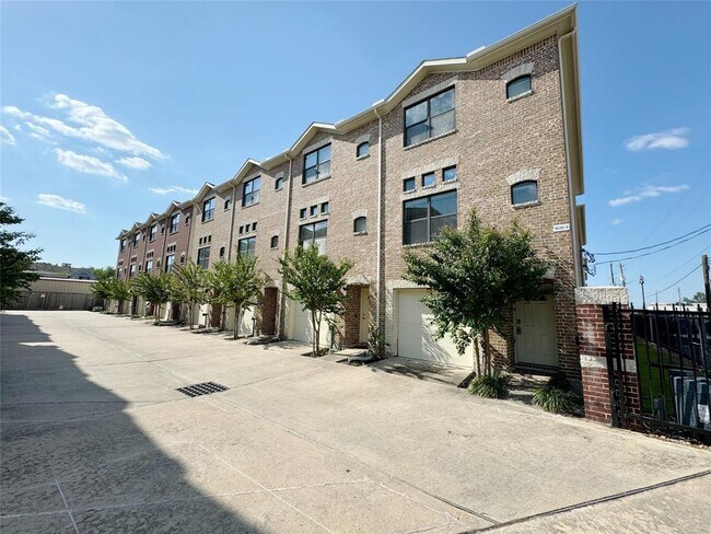 Building Photo - 2710 Hullsmith Dr